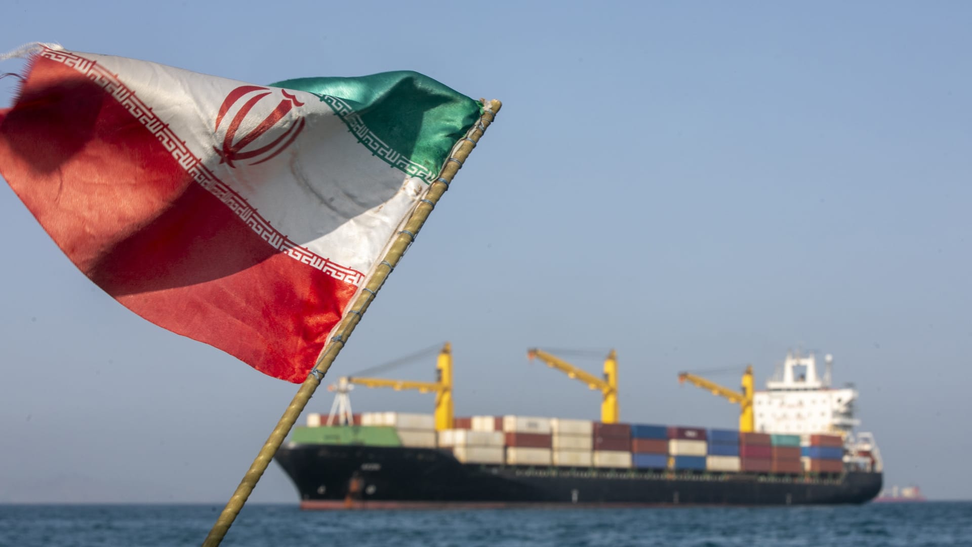 إيران تعيد إغلاق مضيق هرمز رداً على الهجمات الإسرائيلية في لبنان وما تصفه بإخلال واشنطن بمذكرة التفاهم