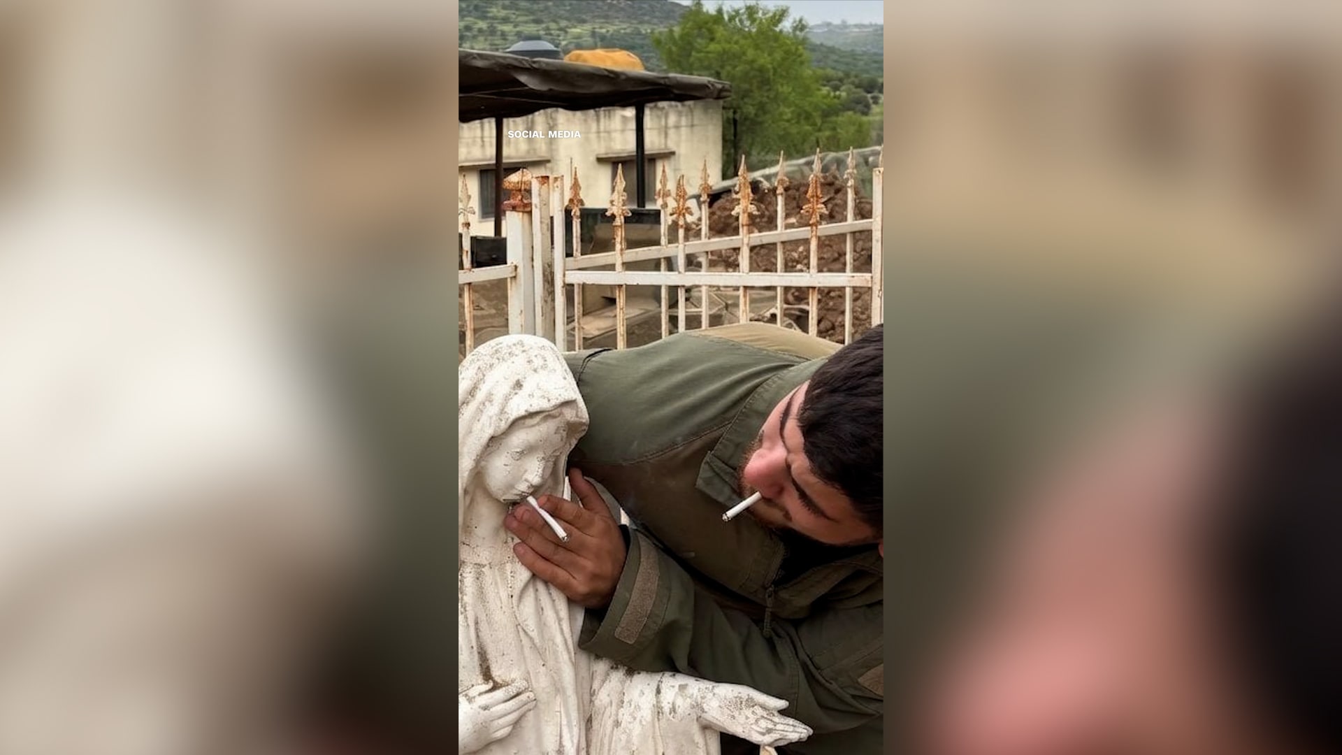 جندي إسرائيلي يدنس تمثالاً دينياً في لبنان