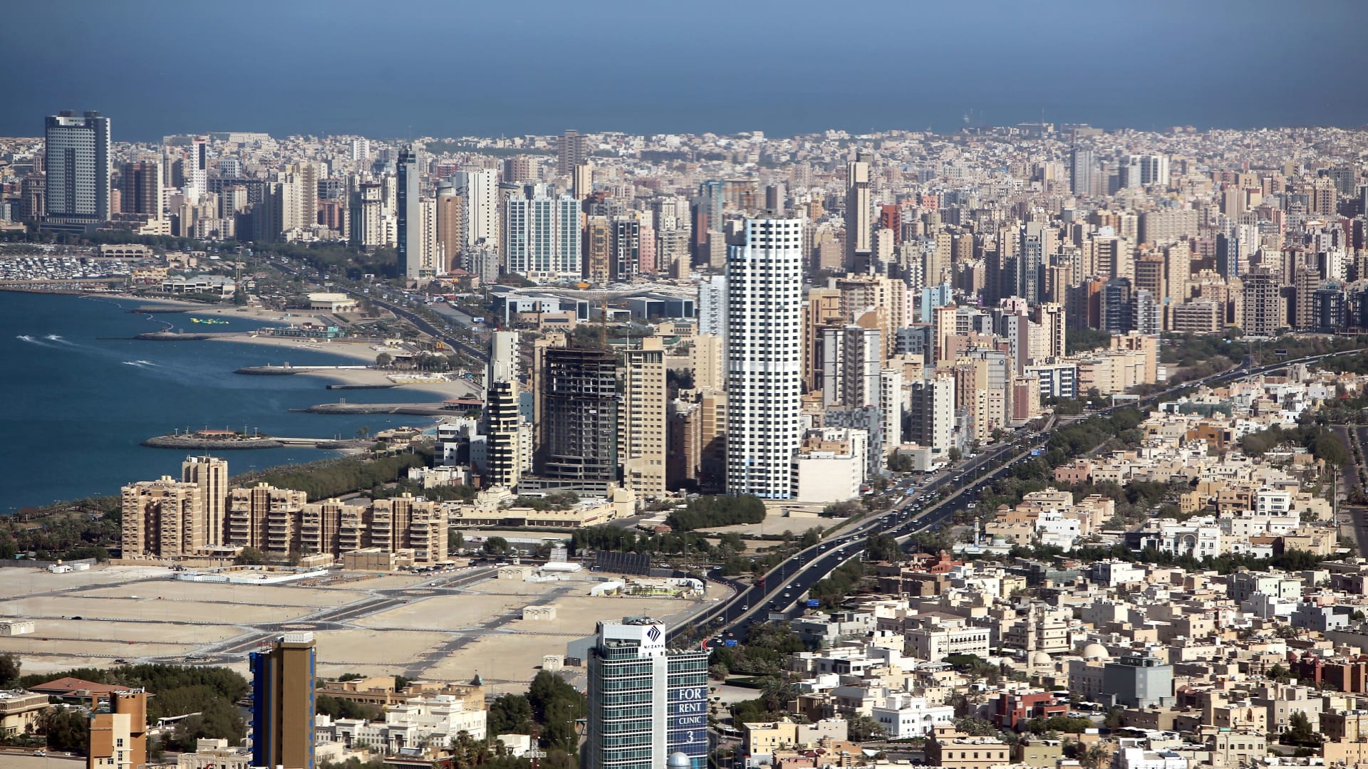 الدفاعات الجوية الكويتية تتصدى لهجمات بالصواريخ والمسيرات