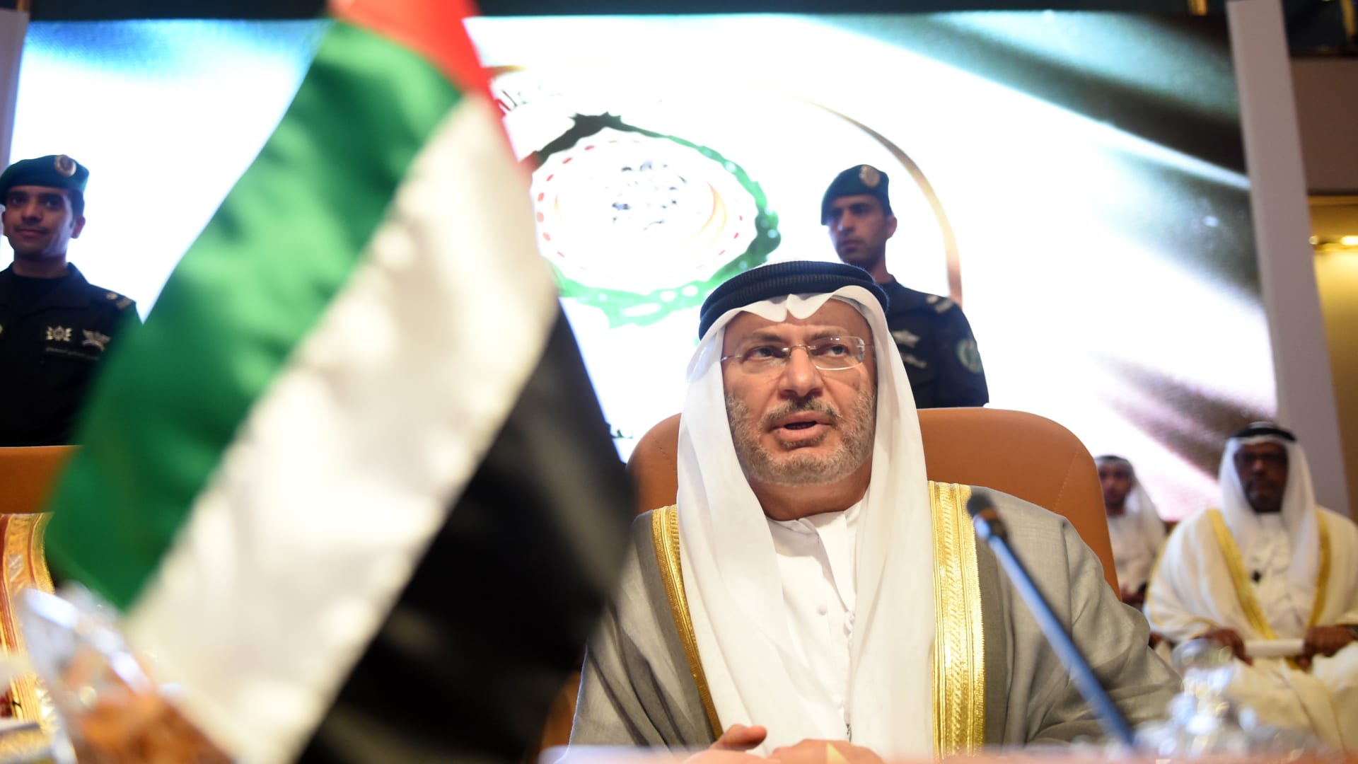 قرقاش يطالب بموقف خليجي موحد في مواجهة الهجمات الإيرانية على الكويت والبحرين