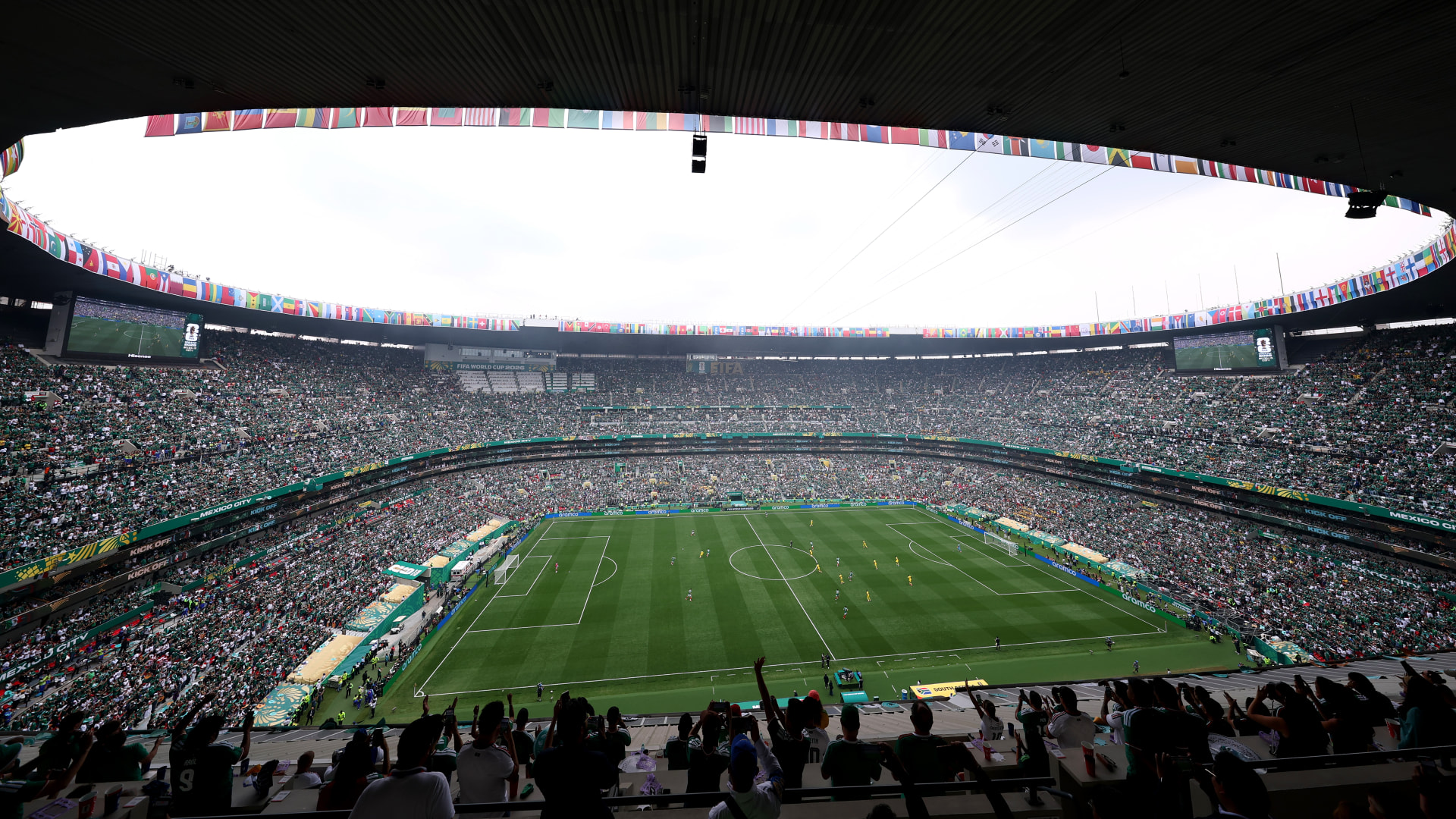جدل على هامش كأس العالم 2026: من شعائر دينية إلى تدخين وفتحات في الملاعب