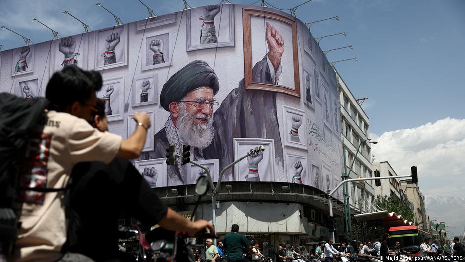 إسرائيل تنذر بإخلاء عشرين بلدة جنوب لبنان وسقوط قتيل في غارة على دير الزهراني
