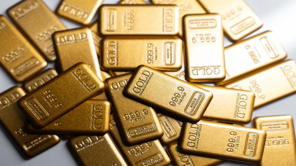 الذهب يتراجع مع صعود الدولار وتوقعات رفع الفائدة الأمريكية