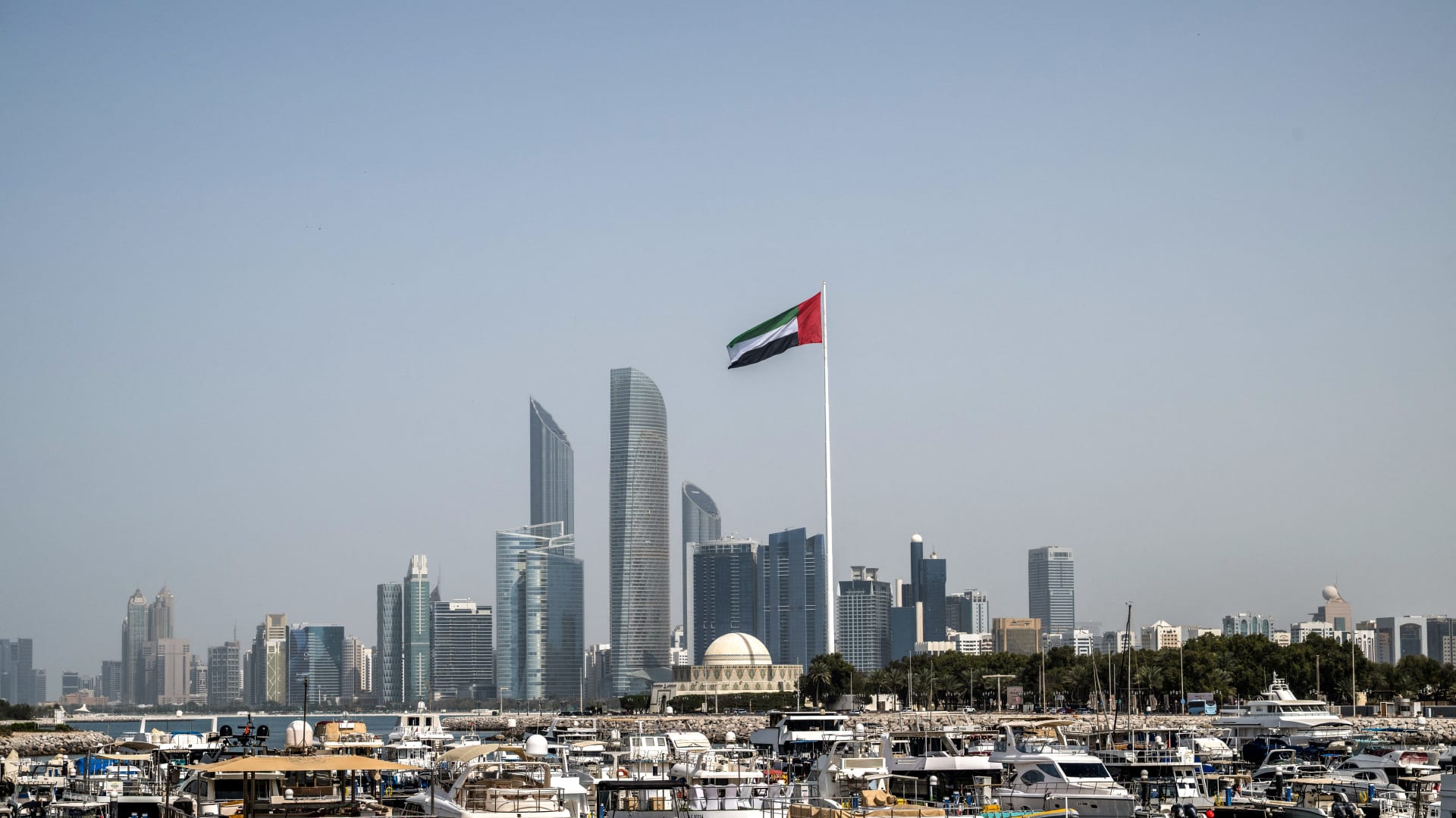 الإمارات تُدرج 21 فرداً وكياناً مرتبطاً بحزب الله على قائمة الإرهاب المحلية