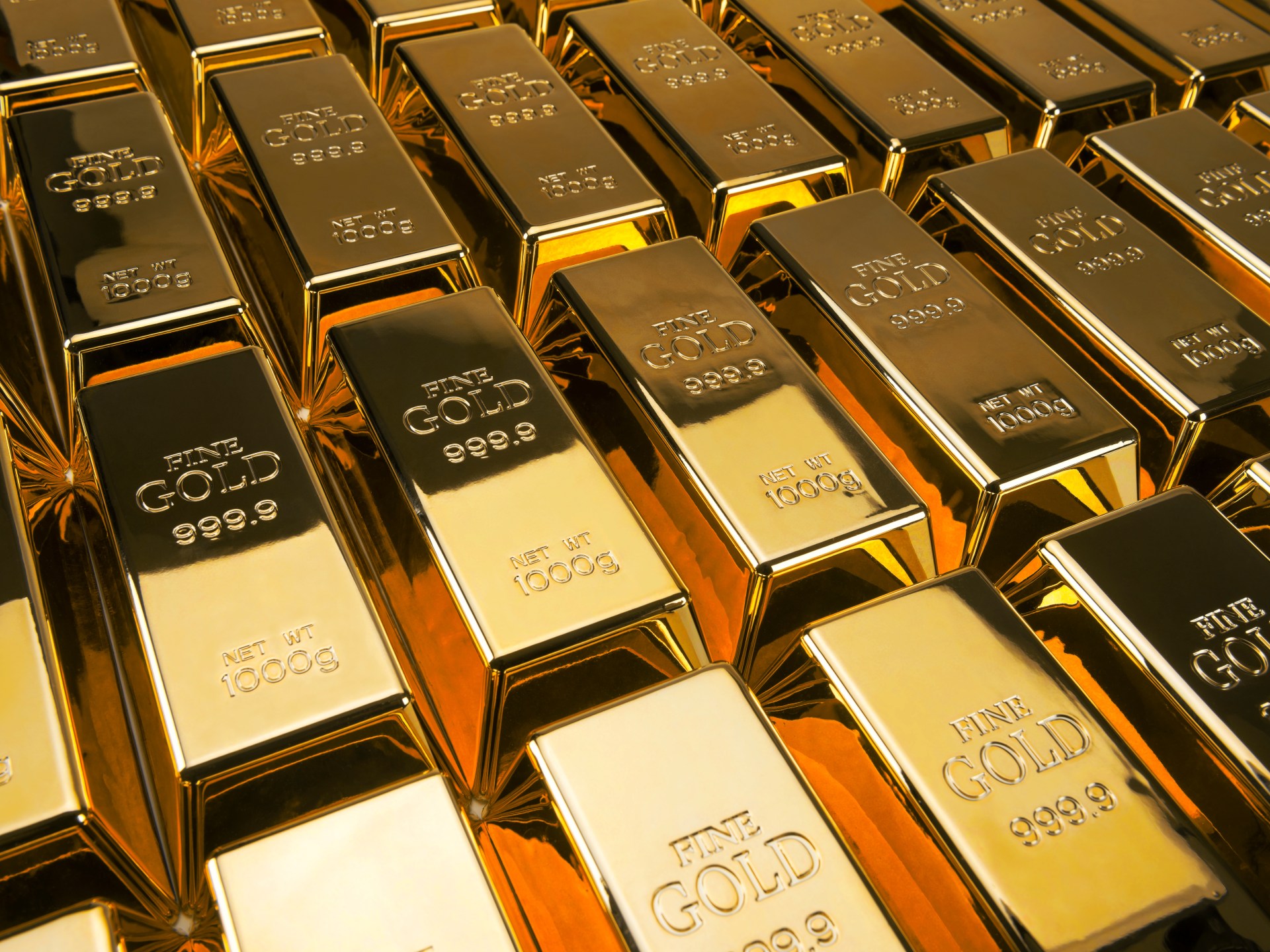 أسعار الذهب تتذبذب مع ترقب محضر اجتماع الاحتياطي الفيدرالي الأمريكي