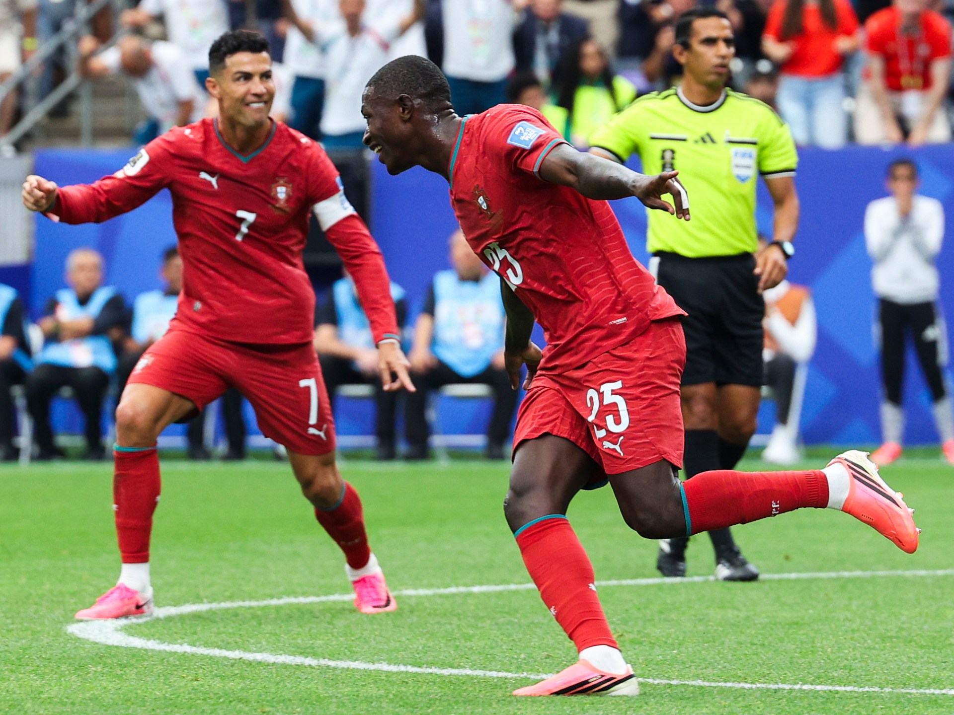 رونالدو يسجل في ست نسخ من كأس العالم ويقود البرتغال لسحق أوزبكستان 5-0