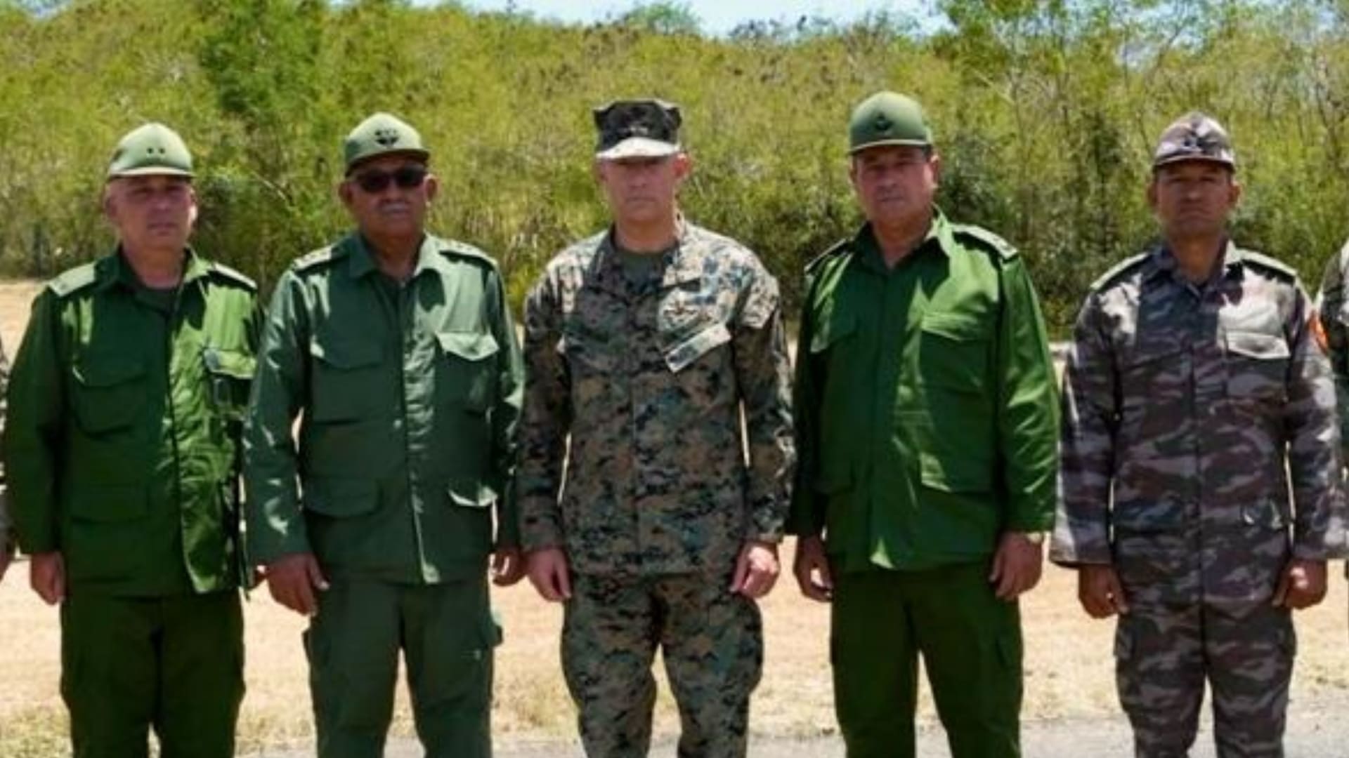 جنرال أمريكي يعقد اجتماعاً نادراً مع مسؤولين عسكريين كوبيين قرب غوانتانامو