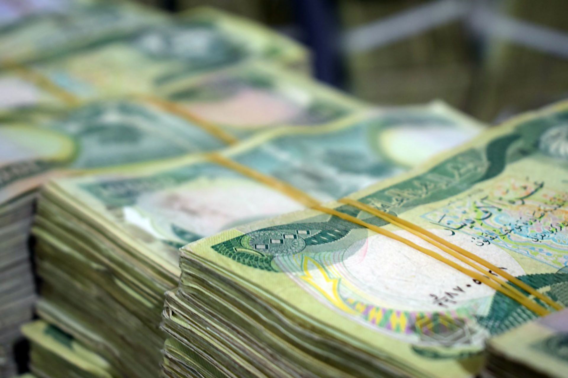 العراق يشن حملة واسعة لمكافحة الفساد وسط تساؤلات عن جدّيتها وارتباطها بالضغط الأمريكي