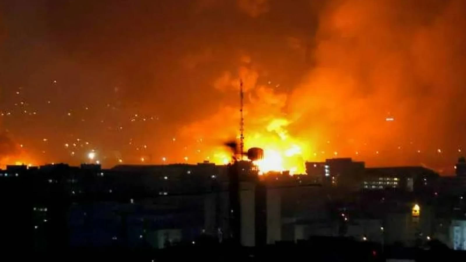 انفجارات غامضة تهزّ بندر عباس وسيريك جنوبي إيران