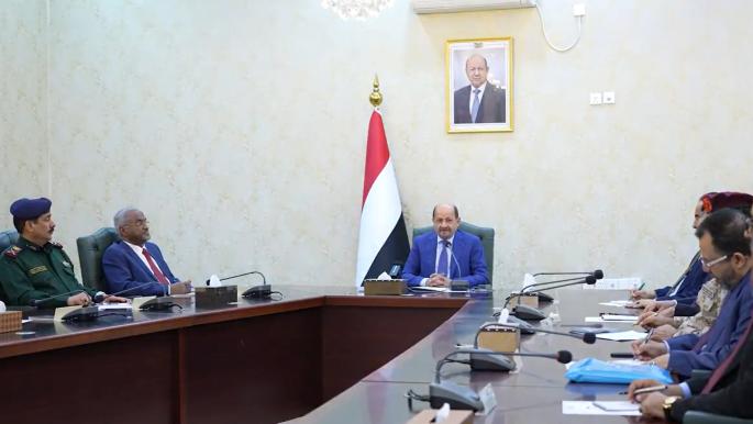 الحكومة اليمنية ترفع الدولار الجمركي 100% وتُقرّ بدلات معيشية للموظفين