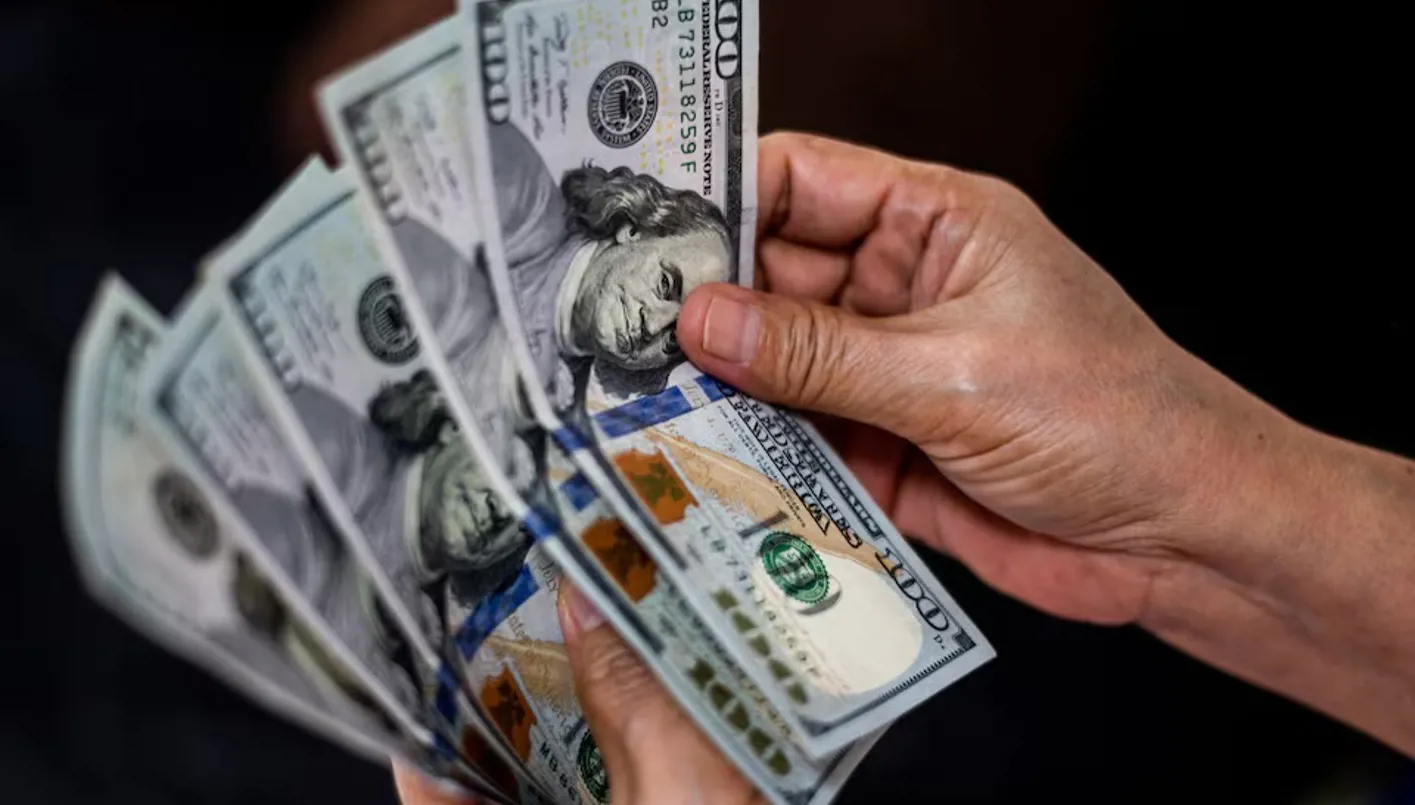 العراق يوافق على ضوابط جديدة لمنع تدفق الدولار إلى فصائل مدعومة من إيران