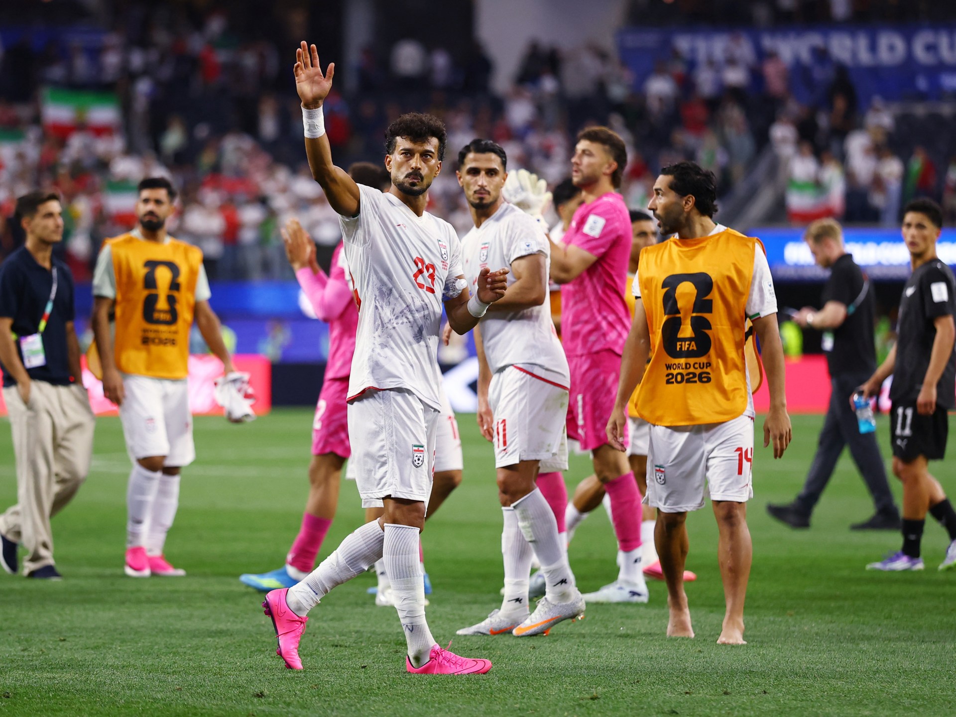 إيران ونيوزيلندا تتعادلان 2-2 في كأس العالم وسط احتجاجات وإجبار على المغادرة