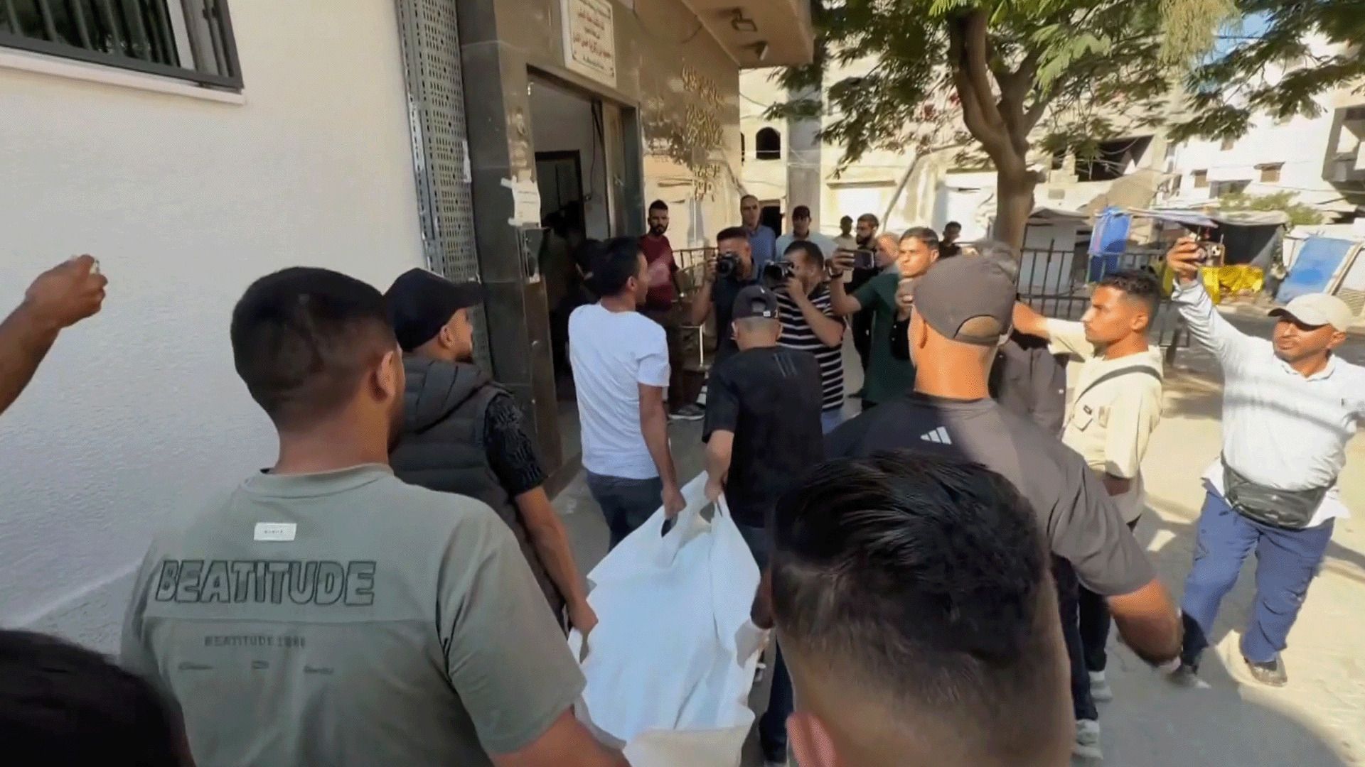 غارات إسرائيلية تقتل عشرات الفلسطينيين في غزة بينهم مصور الجزيرة أحمد وشاح وعائلة كاملة