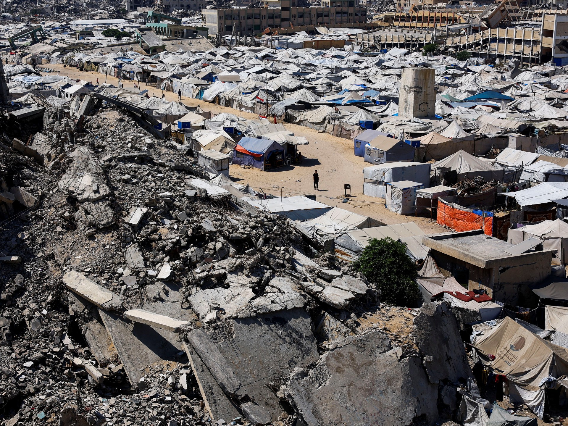 غارات إسرائيلية تودي بحياة فلسطينيين في غزة وسط اتهامات بخرق وقف إطلاق النار